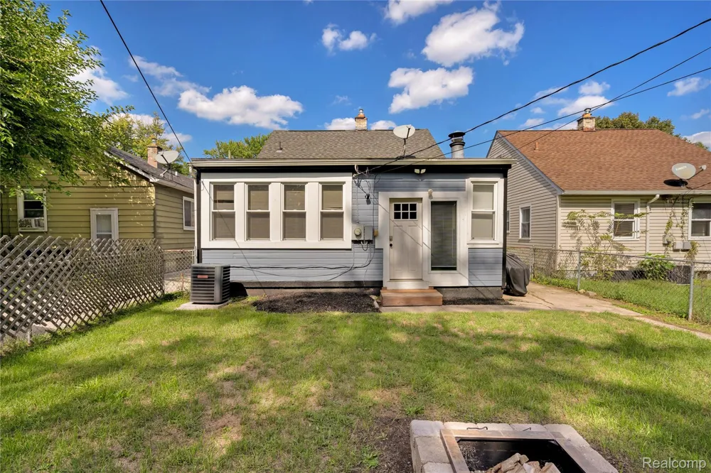 15611 Leona Drive Redford Charter Township, MI 48239