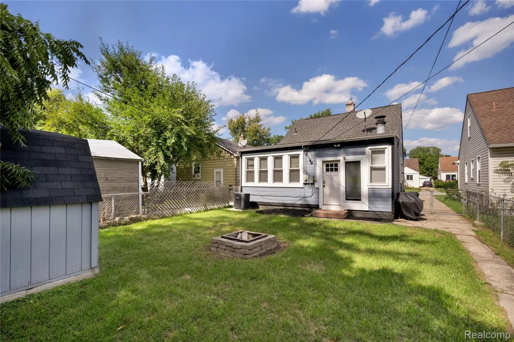 15611 Leona Drive Redford Charter Township, MI 48239