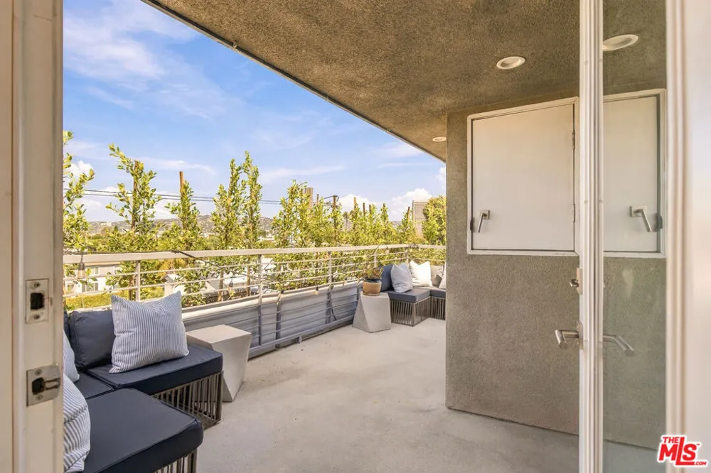 5411 W Wilshire Vista Lane Los Angeles, CA 90019