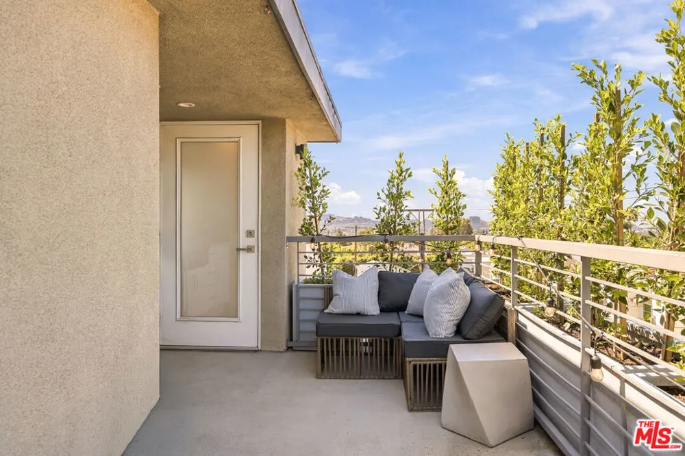 5411 W Wilshire Vista Lane Los Angeles, CA 90019