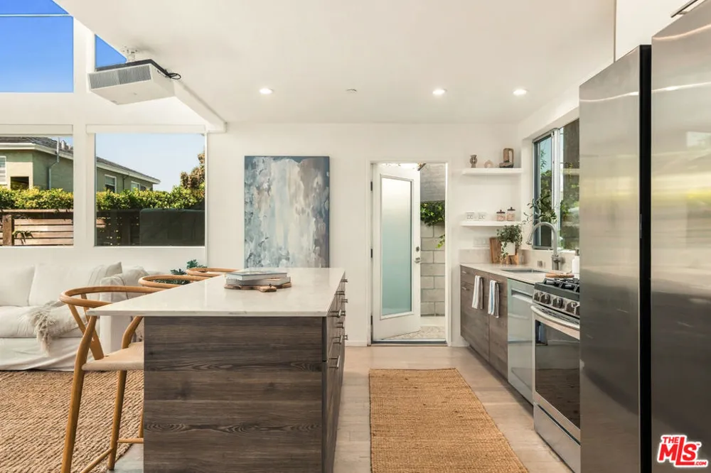 5411 W Wilshire Vista Lane Los Angeles, CA 90019