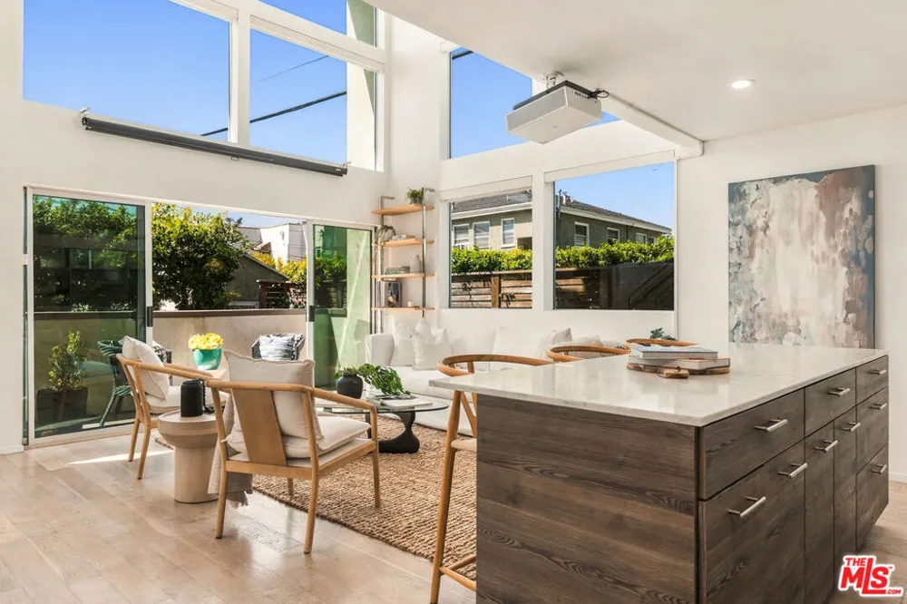 5411 W Wilshire Vista Lane Los Angeles, CA 90019
