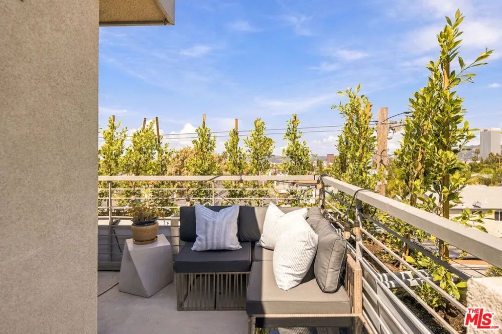 5411 W Wilshire Vista Lane Los Angeles, CA 90019