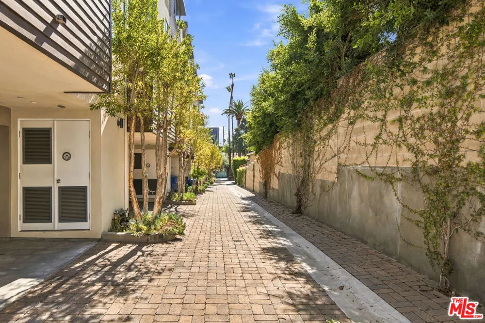5411 W Wilshire Vista Lane Los Angeles, CA 90019