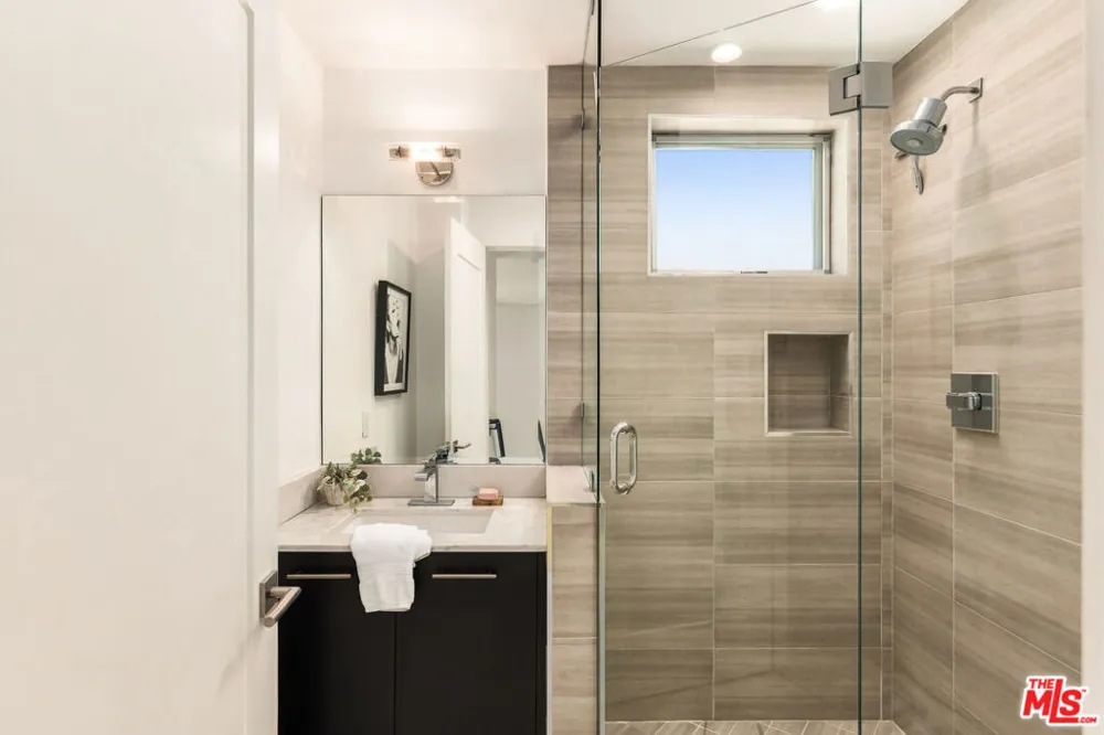 5411 W Wilshire Vista Lane Los Angeles, CA 90019