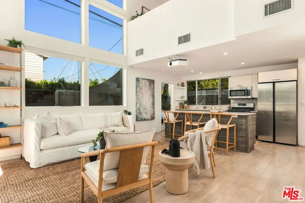 5411 W Wilshire Vista Lane Los Angeles, CA 90019