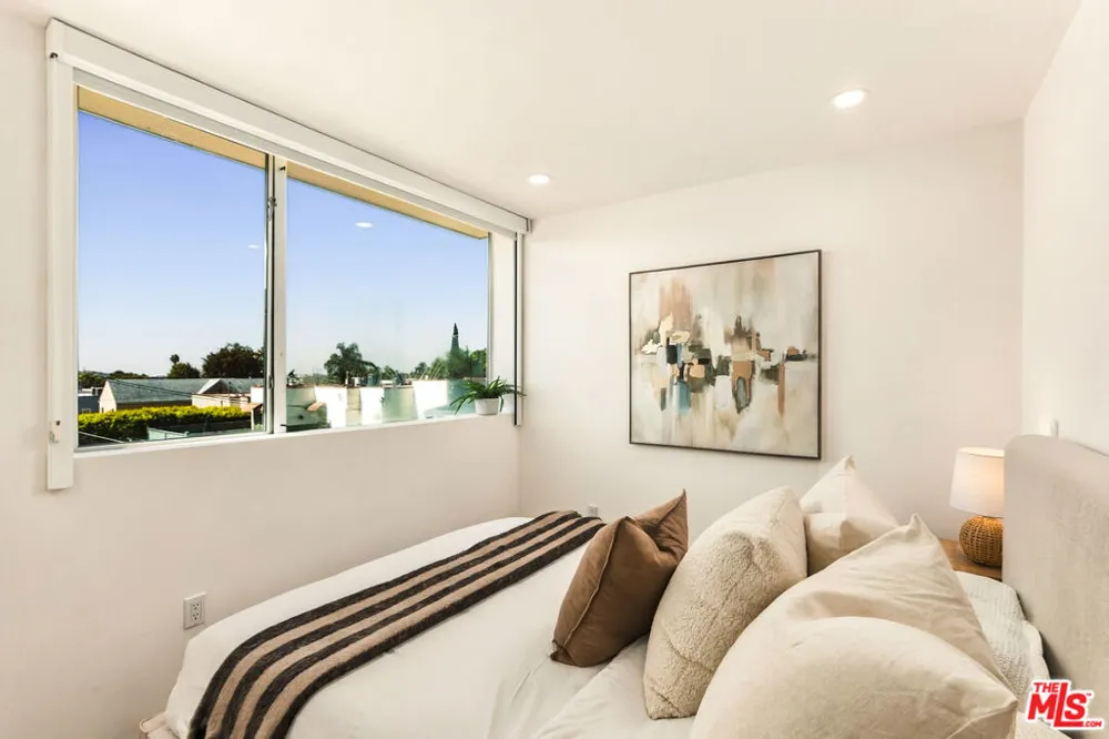 5411 W Wilshire Vista Lane Los Angeles, CA 90019
