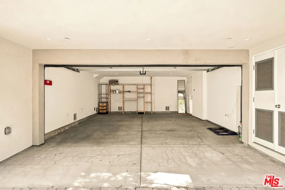 5411 W Wilshire Vista Lane Los Angeles, CA 90019
