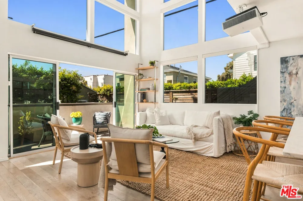 5411 W Wilshire Vista Lane Los Angeles, CA 90019