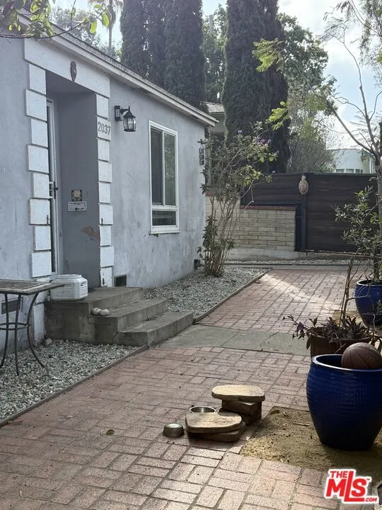 2037 Stewart Street Santa Monica, CA 90404