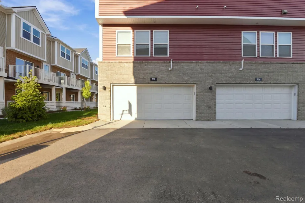 762 Huntley Lane Troy City, MI 48085