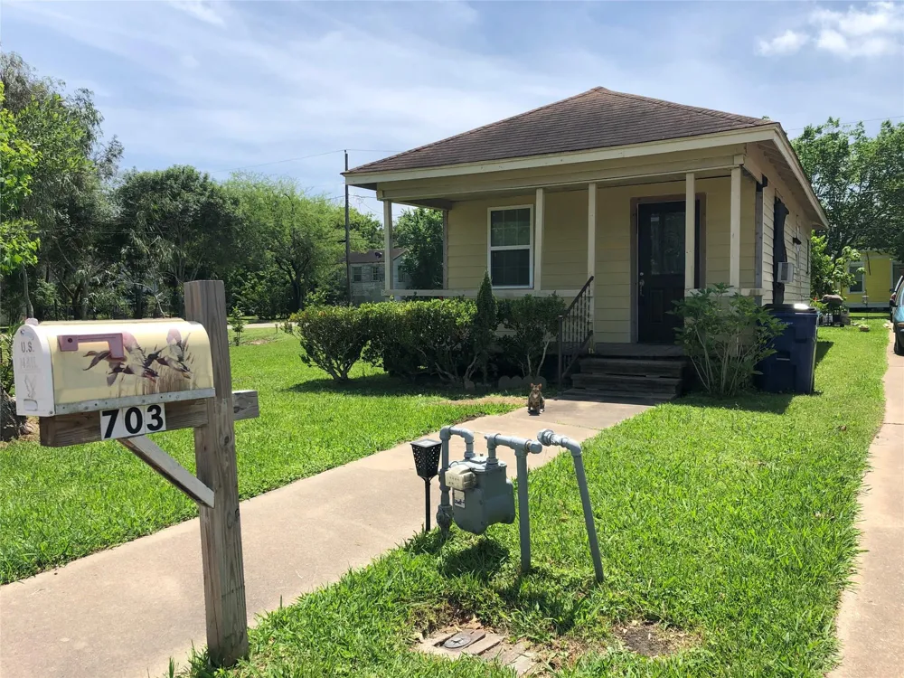 703 Avenue B Freeport, TX 77541