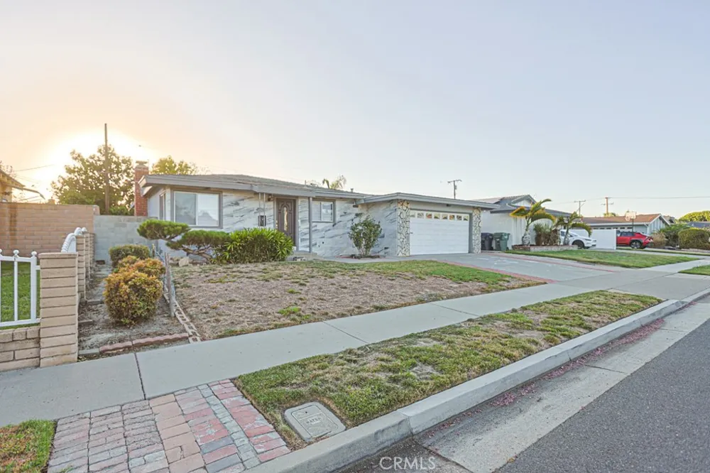 16561 Monroe Huntington Beach, CA 92647
