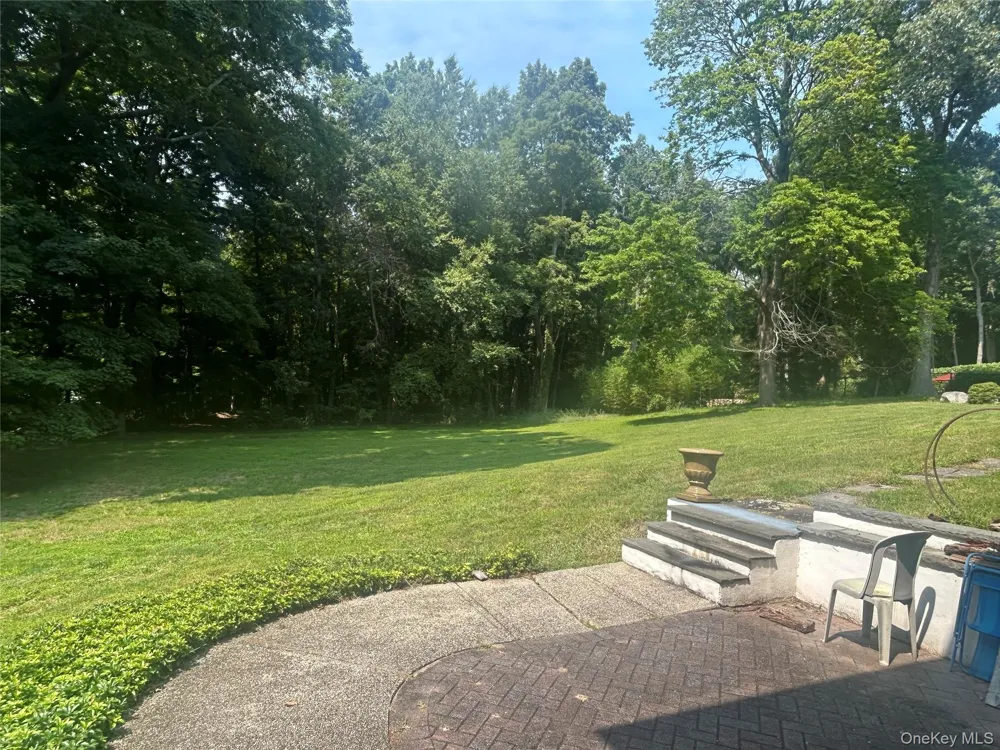 40 Maplewood Drive Northport, NY 11768