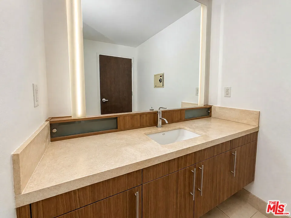 1100 S Hope Street #1510 Los Angeles, CA 90015