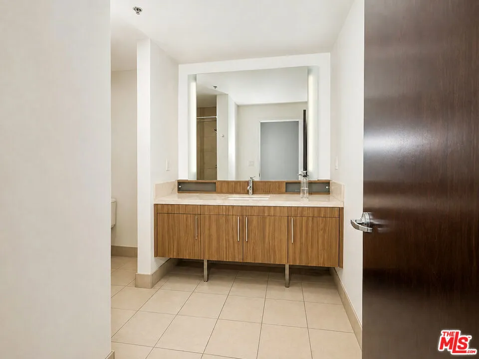 1100 S Hope Street #1510 Los Angeles, CA 90015