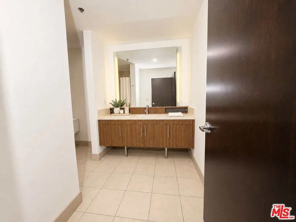 1100 S Hope Street #1510 Los Angeles, CA 90015