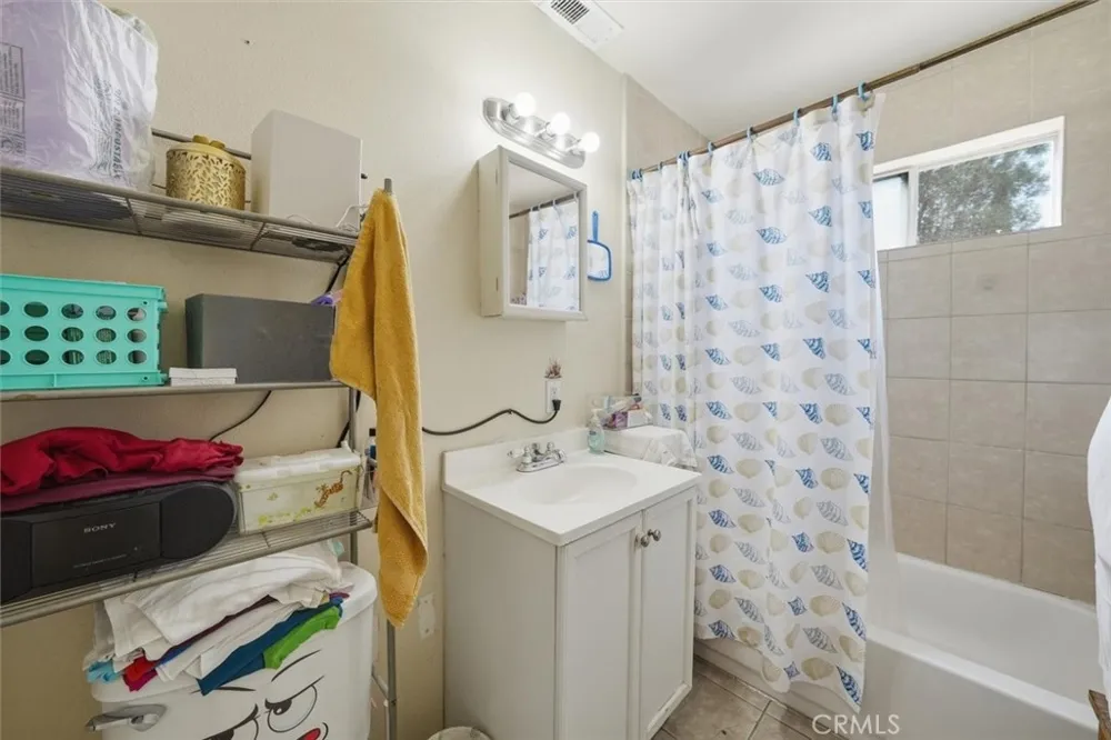 14212 Vanowen Street Van Nuys, CA 91405