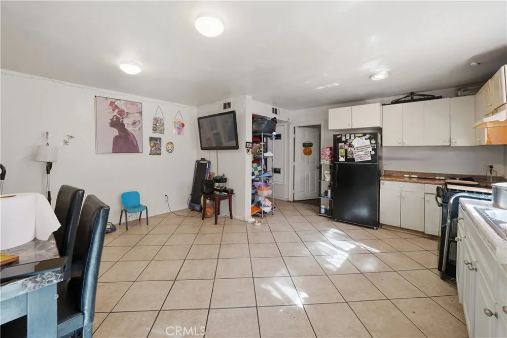 14212 Vanowen Street Van Nuys, CA 91405