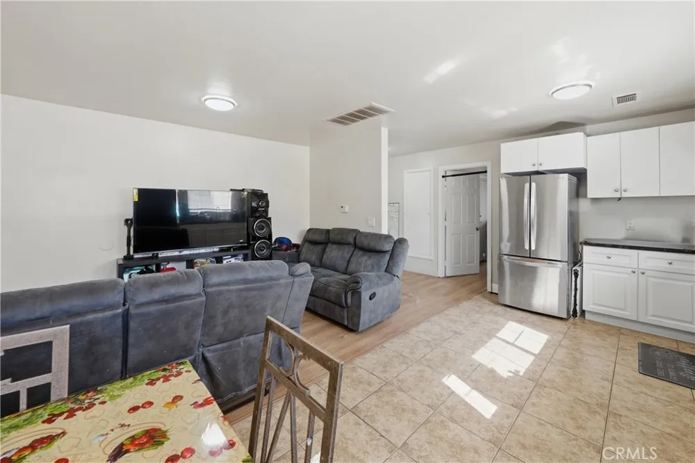 14212 Vanowen Street Van Nuys, CA 91405