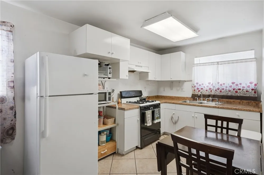 14212 Vanowen Street Van Nuys, CA 91405