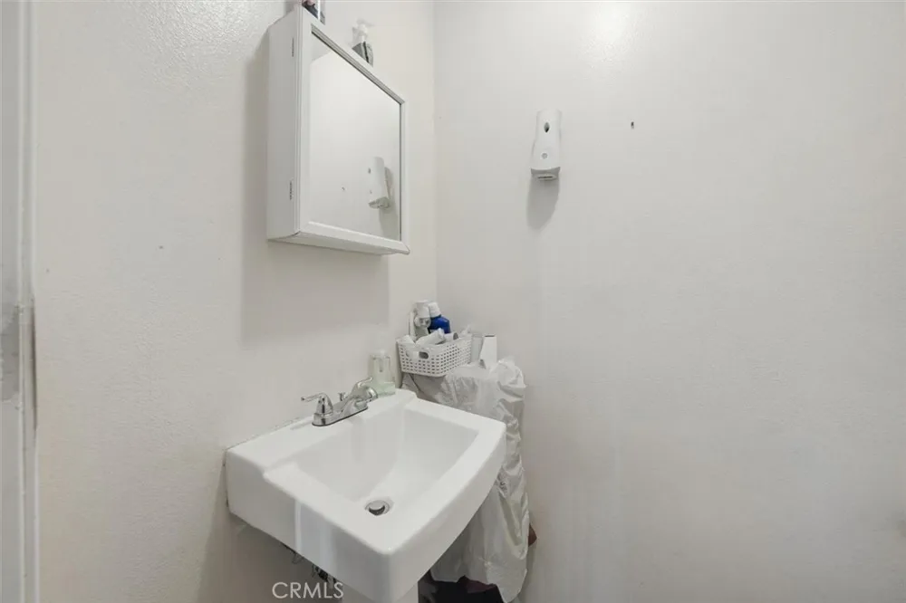 14212 Vanowen Street Van Nuys, CA 91405