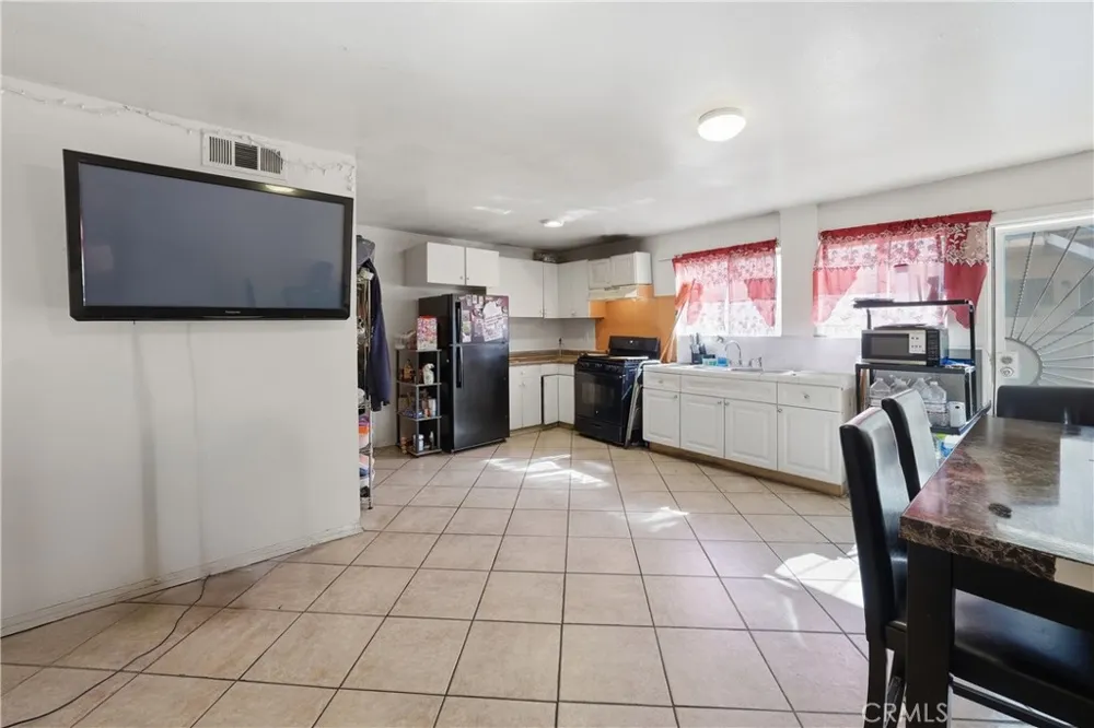 14212 Vanowen Street Van Nuys, CA 91405