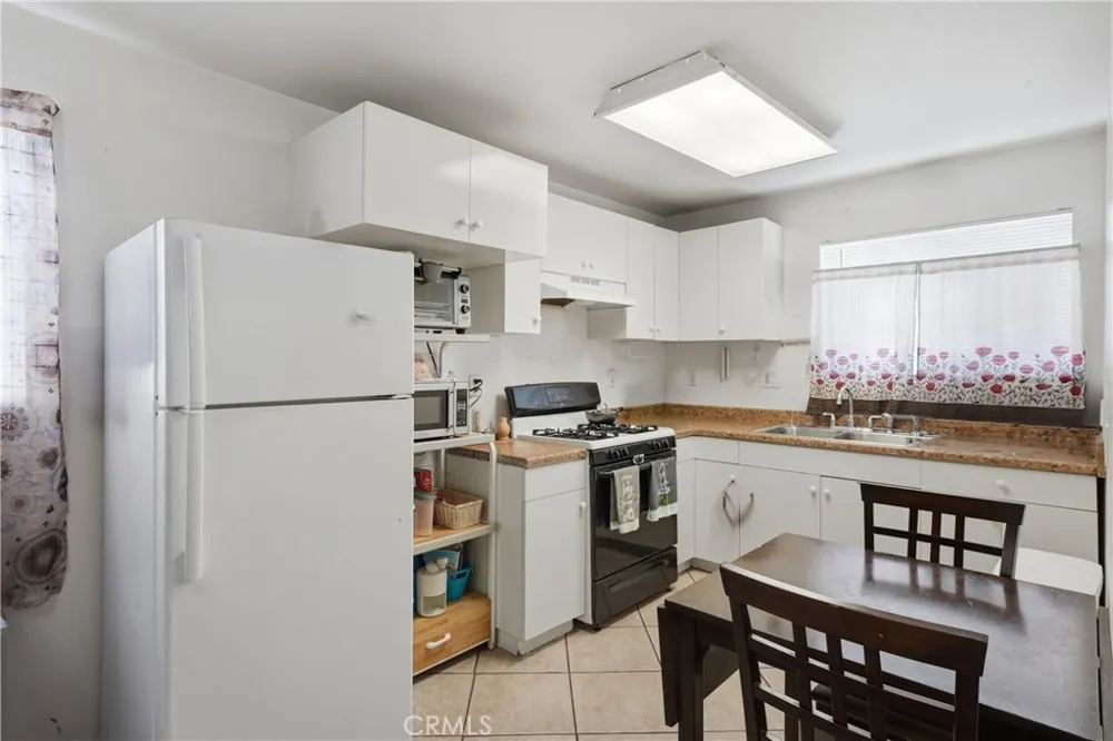 14212 Vanowen Street Van Nuys, CA 91405