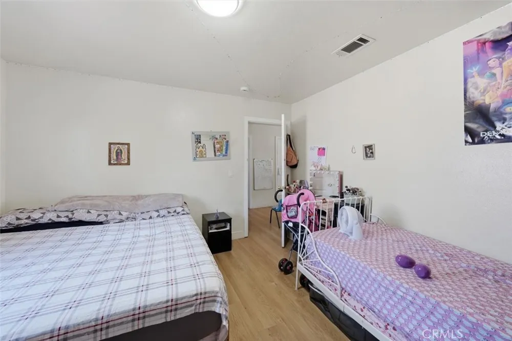 14212 Vanowen Street Van Nuys, CA 91405