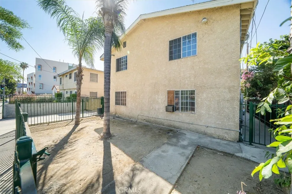 14212 Vanowen Street Van Nuys, CA 91405