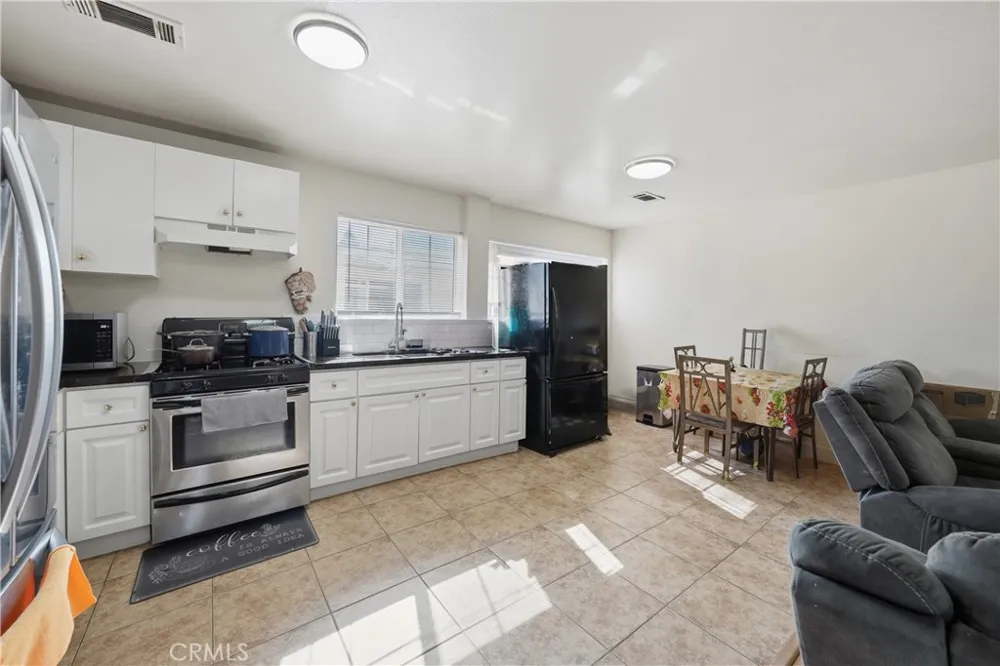 14212 Vanowen Street Van Nuys, CA 91405