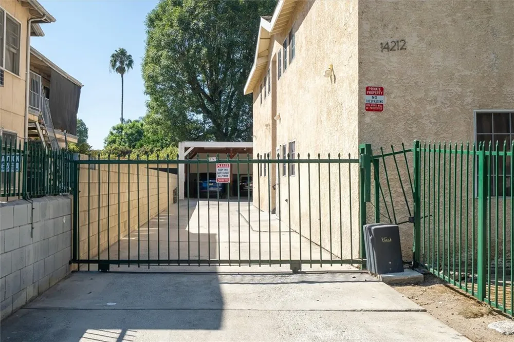 14212 Vanowen Street Van Nuys, CA 91405