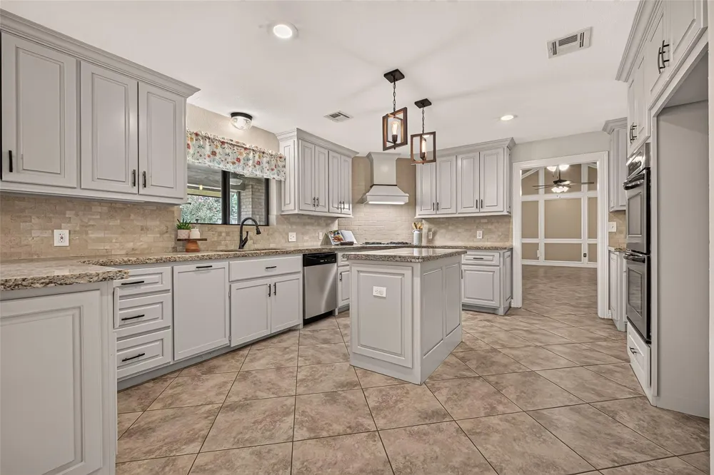 1650 White Oak Creek Drive Conroe, TX 77304