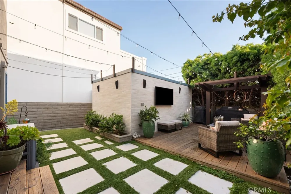 330 28th Hermosa Beach, CA 90254
