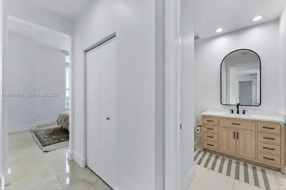 950 Brickell Bay Dr #5506 Miami, FL 33131