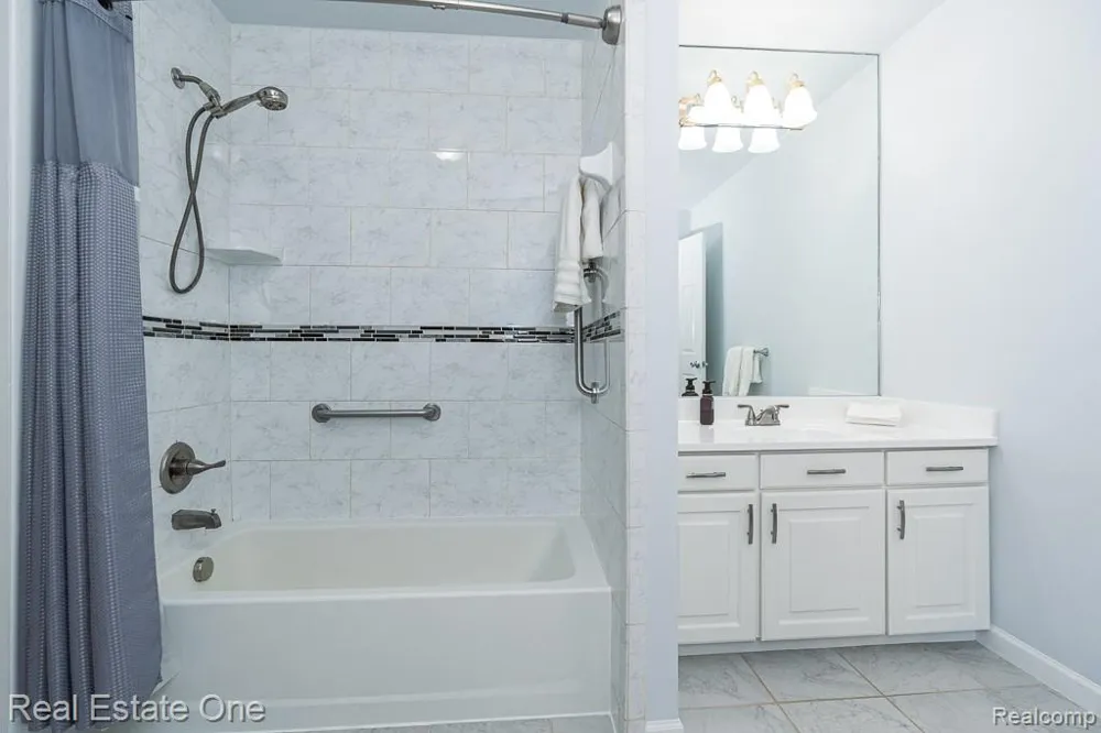 1446 Kings Cove Drive Rochester Hills City, MI 48306