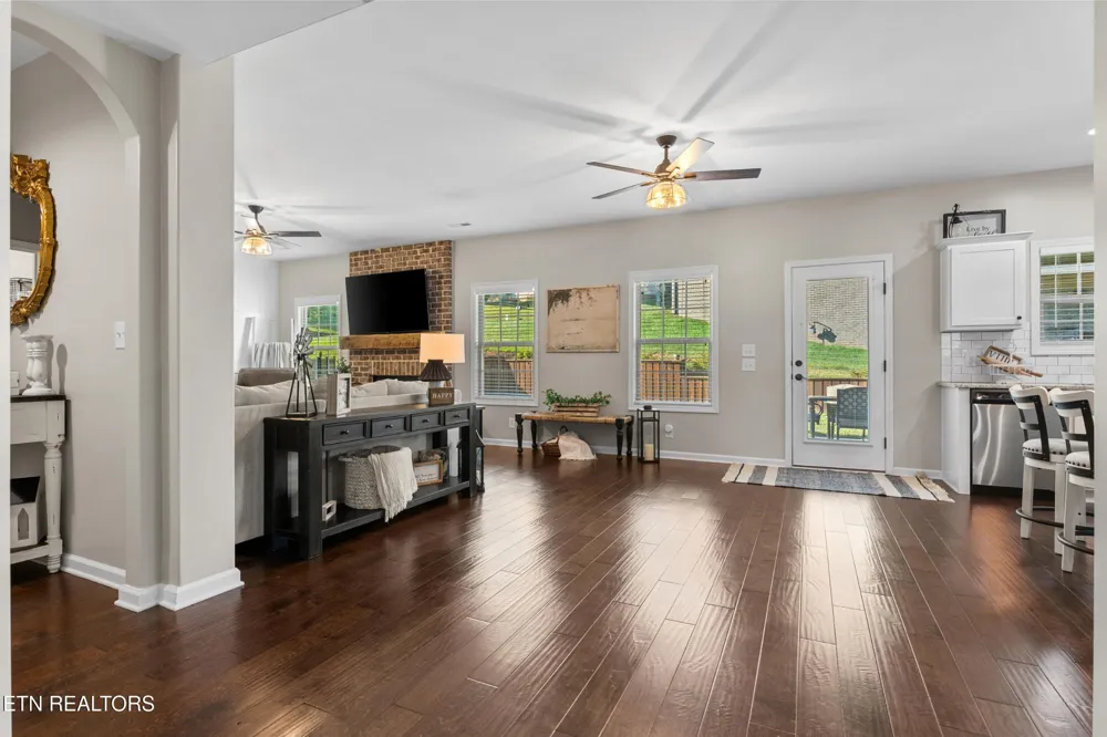 186 Dynasty Drive Lenoir City, TN 37771
