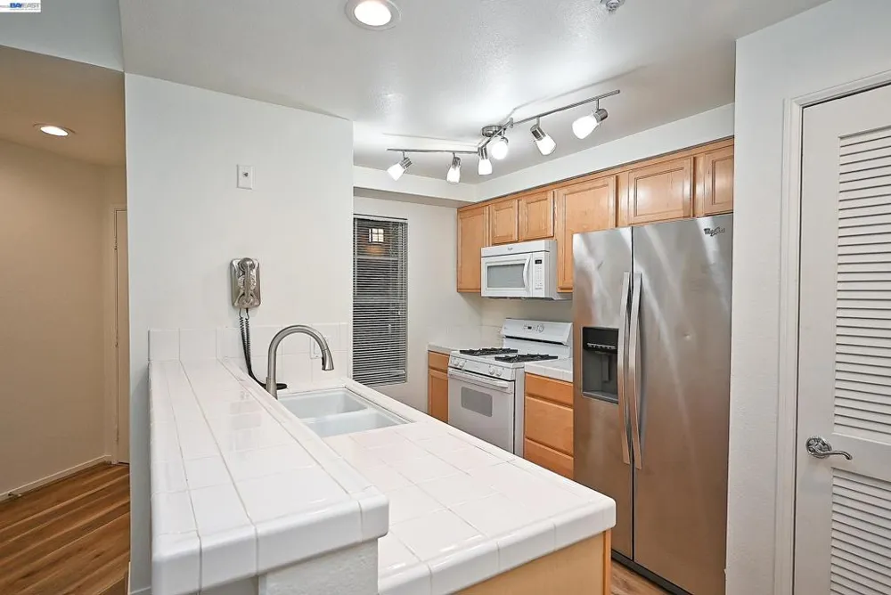 280 Caldecott Ln Oakland, CA 94618