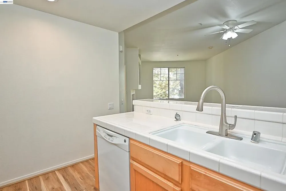 280 Caldecott Ln Oakland, CA 94618