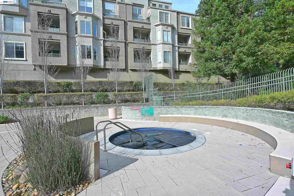 280 Caldecott Ln Oakland, CA 94618