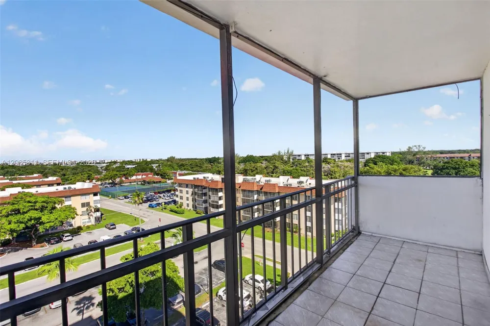 4174 Inverrary Dr #815 Lauderhill, FL 33319