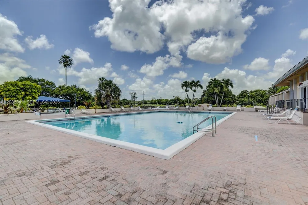 4174 Inverrary Dr #815 Lauderhill, FL 33319