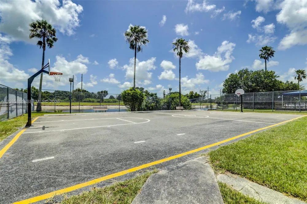 4174 Inverrary Dr #815 Lauderhill, FL 33319