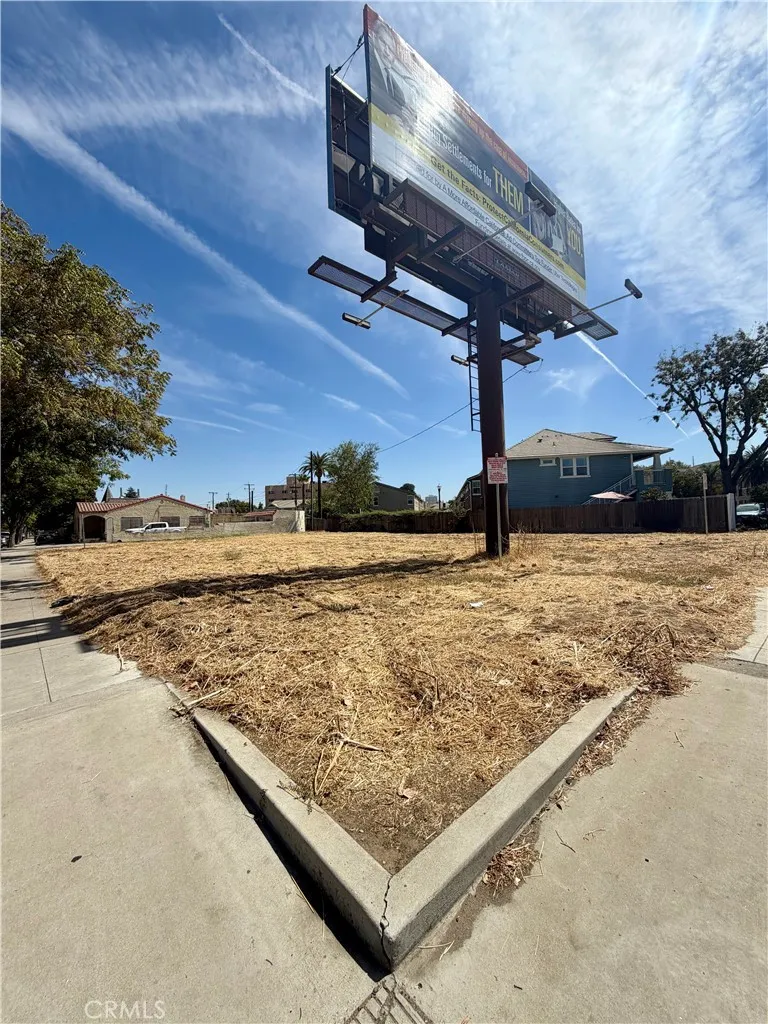 46610332 Divisadero Fresno, CA 93721
