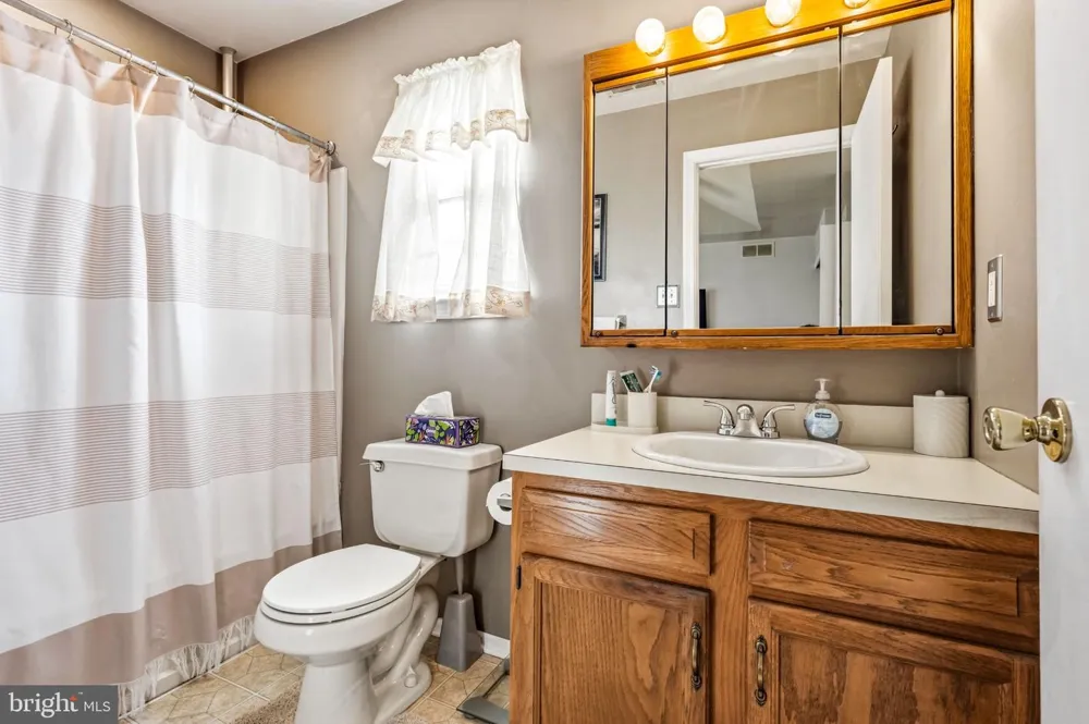 18 CRESTMONT DRIVE Mantua, NJ 08051