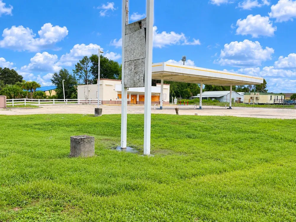2425 W MEMORIAL BOULEVARD Lakeland, FL 33815