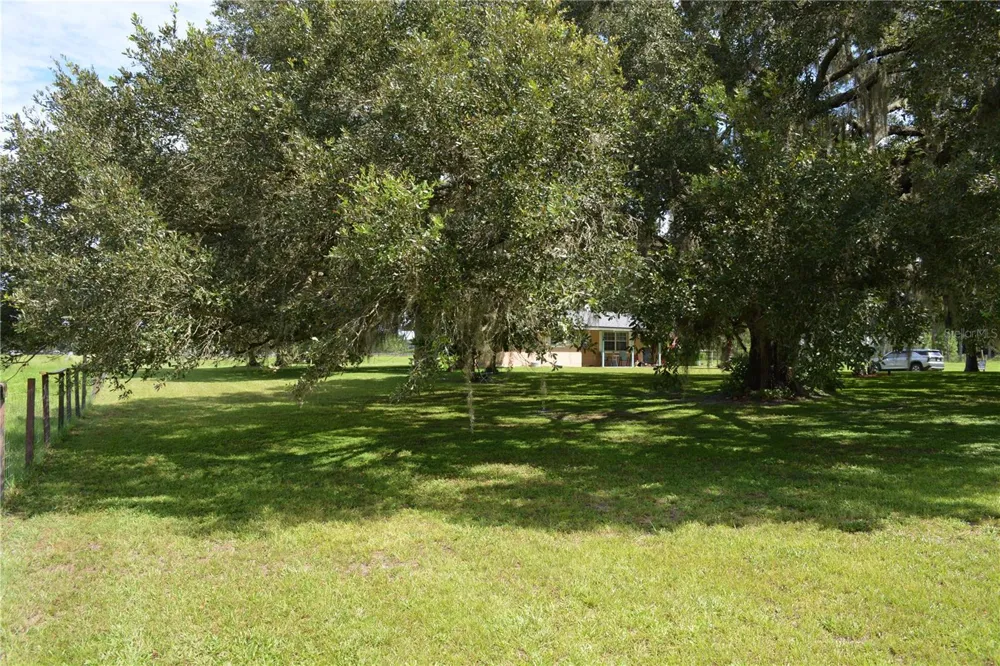 7826 CR 736 Center Hill, FL 33514