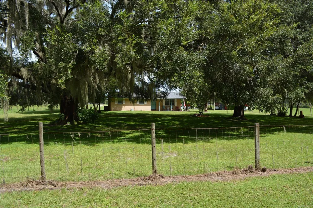 7826 CR 736 Center Hill, FL 33514