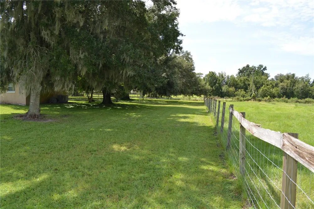 7826 CR 736 Center Hill, FL 33514