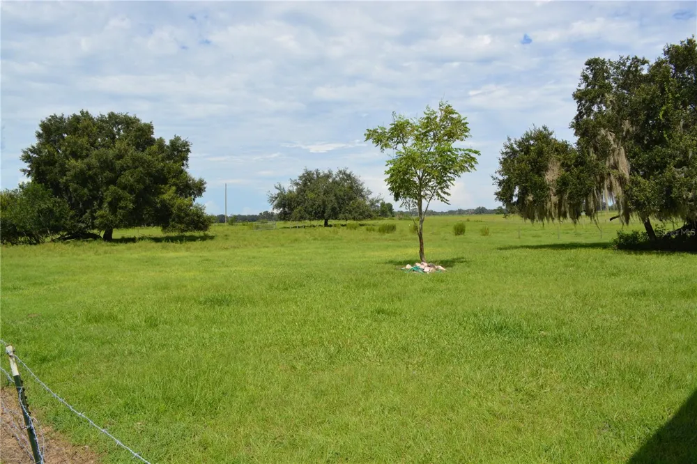 7826 CR 736 Center Hill, FL 33514
